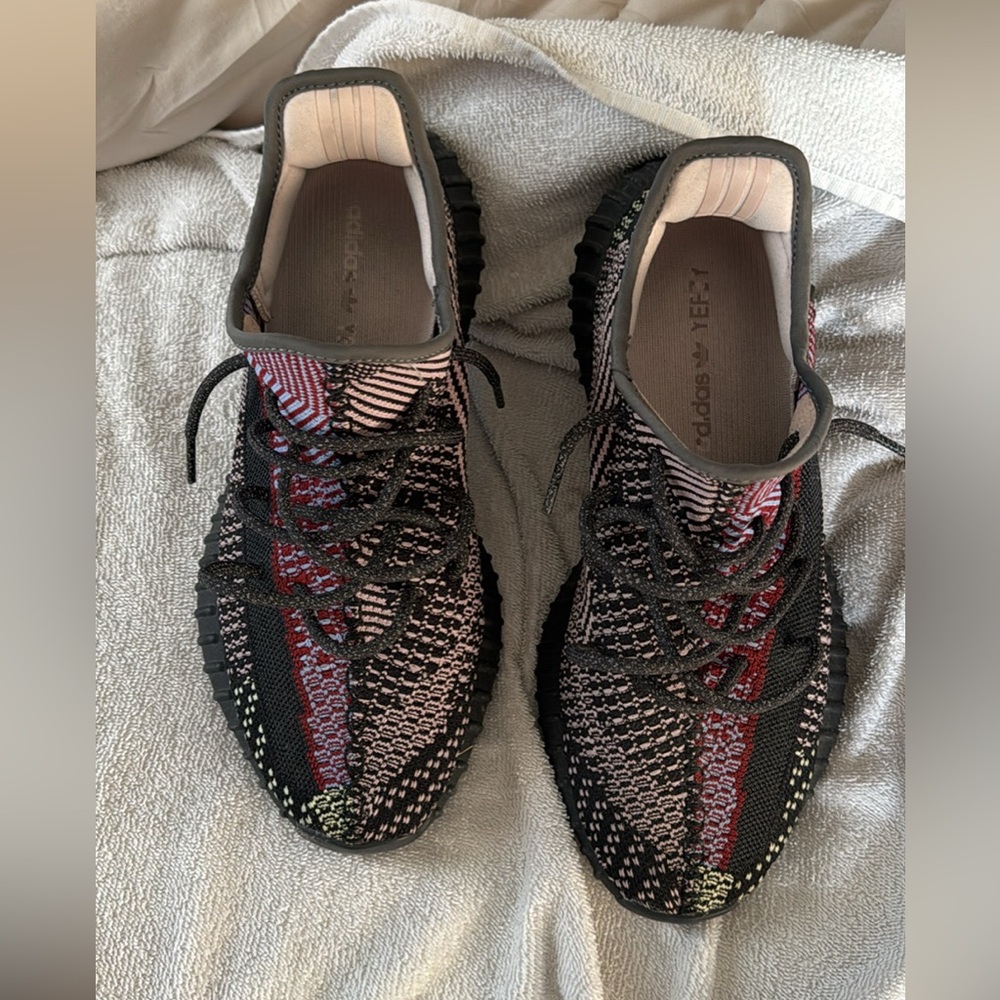 Used Yeezy shoes size 10.5 does not coming with box.
